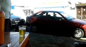 Pinguco mijando na calcada do bar