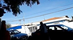 Pinguco mijando na calcada do bar