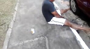 Pinguco mijando na calcada do bar