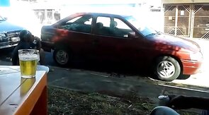 Pinguco mijando na calcada do bar