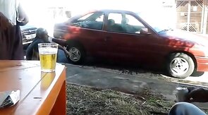 Pinguco mijando na calcada do bar