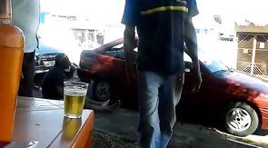 Pinguco mijando na calcada do bar