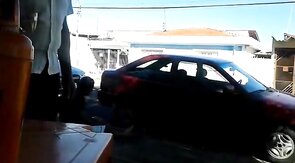 Pinguco mijando na calcada do bar