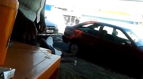 Pinguco mijando na calcada do bar