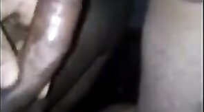 Je me fais sucer par un mec black en voiture