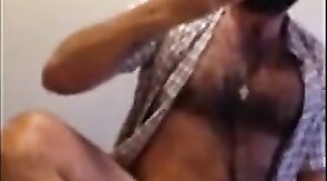 Osazo barbudo: paja en un wc publico - amateur bear daddy man