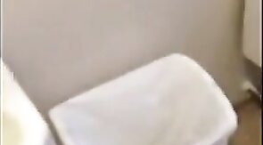 Osazo barbudo: paja en un wc publico - amateur bear daddy man