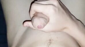 Twink mit großem Schwanz Wichsen vor der Webcam