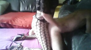 Je le baise en portant des vêtements de femme