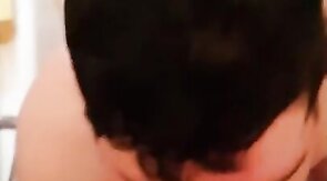 Alter schläft mit einem Jungen beim Amateur-Blowjob