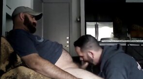 Latino Amateur Blowjob mit Cum Tribute