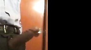 Aliviando a tensão no trabalho com o porteiro gostoso