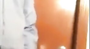 Aliviando a tensão no trabalho com o porteiro gostoso