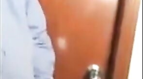 Aliviando a tensão no trabalho com o porteiro gostoso