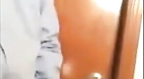 Aliviando a tensão no trabalho com o porteiro gostoso