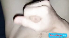 Twink mit großem Schwanz Wichsen vor der Webcam