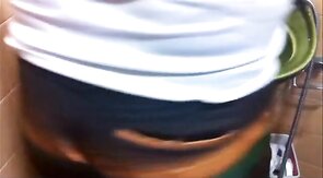 Dois caminhoneiros maduros transando no banheiro