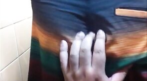 Dois caminhoneiros maduros transando no banheiro