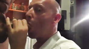 Saugender Nachbar: Amateur-Blowjob von einem Muskelprotz