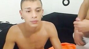 Chupando y tragando semen de un gran pene latino