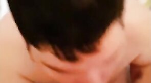 Alter schläft mit einem Jungen beim Amateur-Blowjob